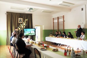 Uroczystość odsłonięcia tablicy pamiątkowej w Szkole Podstawowej im. prof. Karola Olszewskiego w Broniszowie. - p1015552.jpg