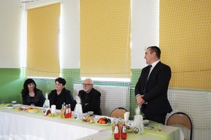 Uroczystość odsłonięcia tablicy pamiątkowej w Szkole Podstawowej im. prof. Karola Olszewskiego w Broniszowie. - p1015554.jpg