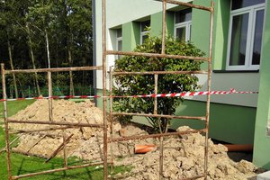 Inwestycja w trakcie realizacji (II Etap): ocieplenie fundamentów oraz wykonanie nowej odbojówki z kosztki brukowej - 20170918_0006.jpg