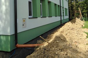 Inwestycja w trakcie realizacji (II Etap): ocieplenie fundamentów oraz wykonanie nowej odbojówki z kosztki brukowej - 20170918_0012.jpg