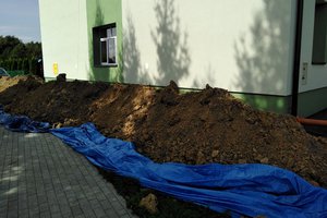 Inwestycja w trakcie realizacji (II Etap): ocieplenie fundamentów oraz wykonanie nowej odbojówki z kosztki brukowej - 20170918_0016.jpg