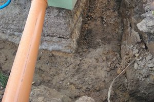 Inwestycja w trakcie realizacji (II Etap): ocieplenie fundamentów oraz wykonanie nowej odbojówki z kosztki brukowej - 20170918_0024.jpg