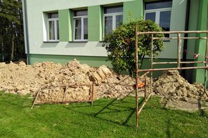 Inwestycja w trakcie realizacji (II Etap): ocieplenie fundamentów oraz wykonanie nowej odbojówki z kosztki brukowej - 20170918_0029.jpg