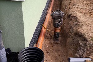 Inwestycja w trakcie realizacji (II Etap): ocieplenie fundamentów oraz wykonanie nowej odbojówki z kosztki brukowej - 20170920_0002.jpg