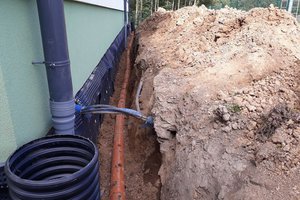 Inwestycja w trakcie realizacji (II Etap): ocieplenie fundamentów oraz wykonanie nowej odbojówki z kosztki brukowej - 20170920_0009.jpg