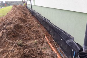 Inwestycja w trakcie realizacji (II Etap): ocieplenie fundamentów oraz wykonanie nowej odbojówki z kosztki brukowej - 20170920_0010.jpg