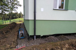 Inwestycja w trakcie realizacji (II Etap): ocieplenie fundamentów oraz wykonanie nowej odbojówki z kosztki brukowej - 20170927_0007.jpg