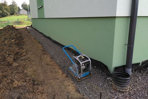 Inwestycja w trakcie realizacji (II Etap): ocieplenie fundamentów oraz wykonanie nowej odbojówki z kosztki brukowej - 20170927_0009.jpg