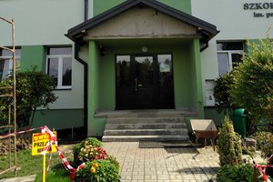 Inwestycja w trakcie realizacji (II Etap): ocieplenie fundamentów oraz wykonanie nowej odbojówki z kosztki brukowej - 20170927_0011.jpg