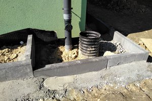 Inwestycja w trakcie realizacji (II Etap): ocieplenie fundamentów oraz wykonanie nowej odbojówki z kosztki brukowej - 20170928_0003.jpg