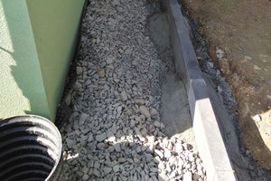 Inwestycja w trakcie realizacji (II Etap): ocieplenie fundamentów oraz wykonanie nowej odbojówki z kosztki brukowej - 20170928_0004.jpg