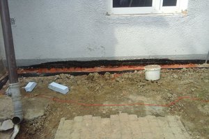 Inwestycja w trakcie realizacji: prace związane z ociepleniem elewacji budynku oraz zabezpieczeniem przeciw-wilgociowym i ociepleniem fundamentów - 20170815_002.jpg