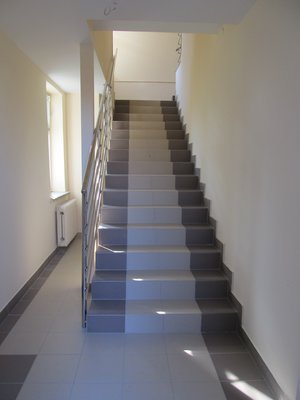 Wykonanie rozbiórki schodów zewnętrznych i wykonanie schodów wewnątrz budynku oraz adaptacja pomieszczeń w budynku komunalnym nr 260 w Wielopolu Skrzyńskim (pomieszczenia nad apteką)