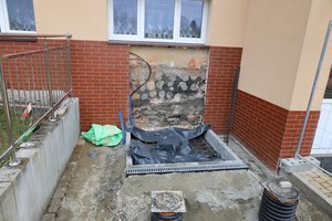 Roboty budowlane w zakresie budowy windy i przebudowy istniejącego podjazdu przed wejściem do SP w Brzezinach - 6.jpg