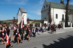 uroczyste-nadanie-sztandaru-szkole-podstawowej-im-tadeusza-marii-kantora-w-wielopolu-skrzynskim - 20180406_0003.jpg