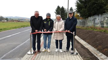 Oddanie do użytku chodnika w miejscowości Glinik.