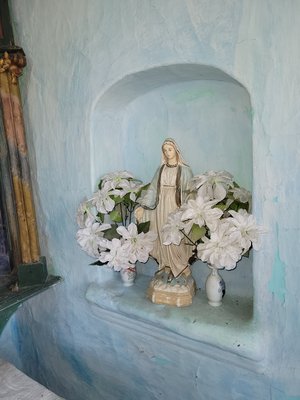 Kapliczki, figury świętych i krzyże przydrożne są stałym elementem Naszego krajobrazu. Niejednokrotnie można je spotkać przy drogach, w lasach, na polanach oraz wśród pól.