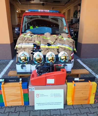 PRZEKAZANIE WYPOSAŻENIA DLA OSP WIELOPOLE SKRZYŃSKIE Z FUNDUSZU MINISTERSTWA SPRAWIEDLIWOŚCI