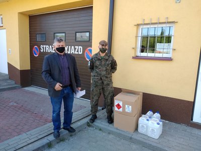 Wojsko przywiozło środki do dezynfekcji.