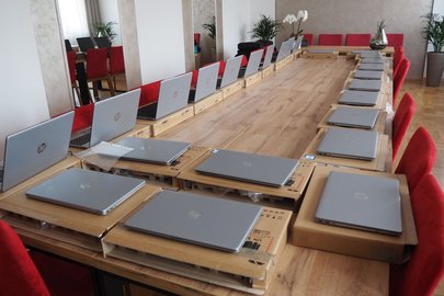 Przekazanie komputerów dla beneficjentów programu „Wsparcie dzieci z rodzin pegeerowskich w rozwoju cyfrowym – Granty PPGR"