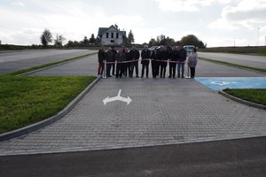 Budowa parkingu dla samochodów osobowych wraz z infrastrukturą techniczną na działkach w m. Wielopole Skrzyńskie.