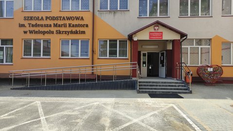 „Likwidacja barier architektonicznych w Szkole Podstawowej im. Tadeusza Marii Kantora w Wielopolu Skrzyńskim” – przebudowa podjazdu dla niepełnosprawnych.