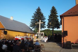 Uroczystość  upamiętniająca  64 rocznicę pożaru kina objazdowego w Wielopolu Skrzyńskim