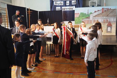 Uroczyste nadanie sztandaru Szkole Podstawowej im. Tadeusza Marii Kantora w Wielopolu Skrzyńskim