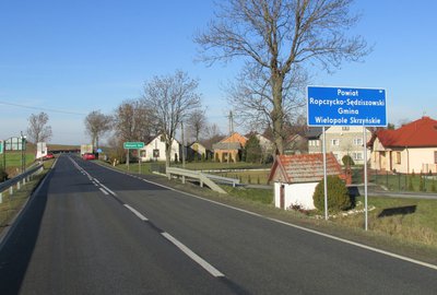 Odnowa nawierzchni na drodze wojewódzkiej 986 w miejscowości Wielopole Skrzyńskie