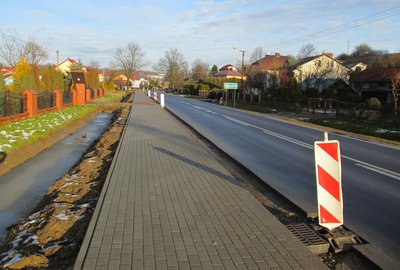 Budowa chodnika przy drodze wojewódzkiej nr 986 Tuszyma Ropczyce – Wiśniowa w km 35+868 – 36+175 w m. Wielopole Skrzyńskie