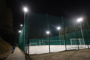 „Budowa trzech boisk wielofunkcyjnych i elementów l.a.: skocznia do skoku w dal i rzutnia do pchnięcia kulą, przy Szkołach Podstawowych w Gliniku, Broniszowie i Brzezinach”