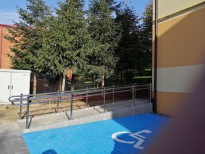Likwidacja barier architektonicznych w Szkole Podstawowe im. Św. Jan Pawła II w Gliniku – Etap II
