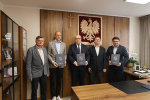 24 kwietnia 2025 roku Gmina Wielopole Skrzyńskie zawarła umowę na realizację zadania „Platforma e-usług publicznych w Gminie Wielopole Skrzyńskie” z Wykonawcami E-SERVICE oraz Biurem Usług Komputerowych SOFTRES wyłonionymi w postępowaniu przetargowym.