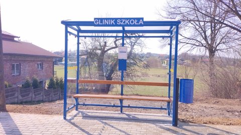 Montaż wiaty przystankowej na przeciwko szkoły podstawowej w m. Glinik